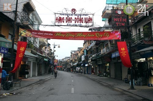 Phố Hàng Đào, nơi tập trung buôn bán sầm uất nhất Hà Nội, yên tĩnh trong ngày đầu năm.